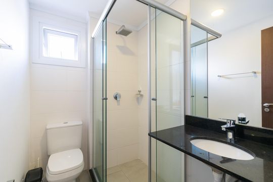 Banheiro de apartamento à venda com 1 quarto, 32m² em Floresta, Porto Alegre
