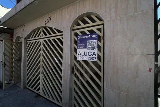 Fachada+Placa de casa para alugar com 2 quartos, 70m² em Parque Cisper, São Paulo
