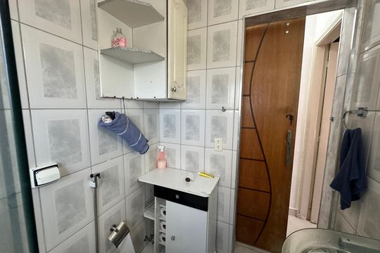 Banheiro de apartamento para alugar com 2 quartos, 51m² em Biquinha, São Vicente