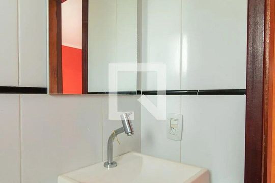 Banheiro de apartamento à venda com 1 quarto, 70m² em Vila Nova, Porto Alegre