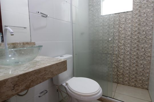 Banheiro de kitnet/studio para alugar com 1 quarto, 26m² em Parque Burle, Cabo Frio