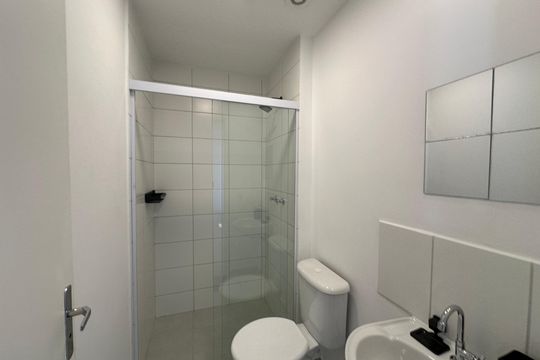 Banheiro de apartamento para alugar com 1 quarto, 56m² em Jardim Maria Helena, Barueri