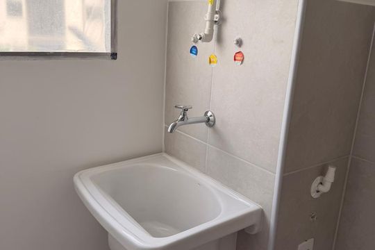Área de serviço de apartamento para alugar com 2 quartos, 47m² em Barra Olímpica, Rio de Janeiro