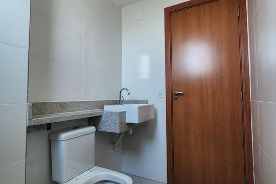 Banheiro 2 de apartamento para alugar com 2 quartos, 46m² em Alvorada, Contagem