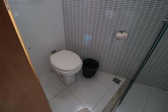 Banheiro do Quarto 2 de apartamento para alugar com 2 quartos, 60m² em Jardim Patricia, Uberlândia