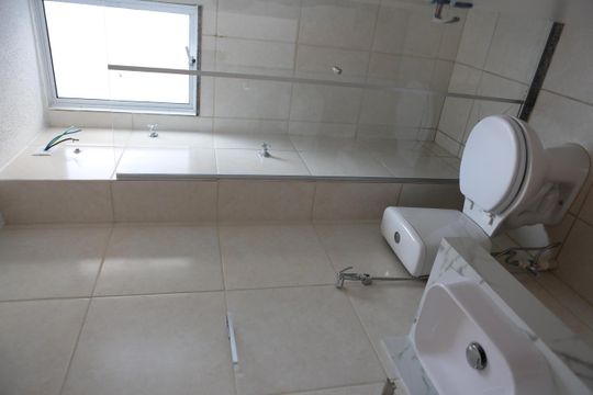 Banheiro de apartamento para alugar com 2 quartos, 45m² em Bairro da Glória, Contagem