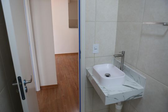Banheiro de apartamento para alugar com 2 quartos, 45m² em Bairro da Glória, Contagem