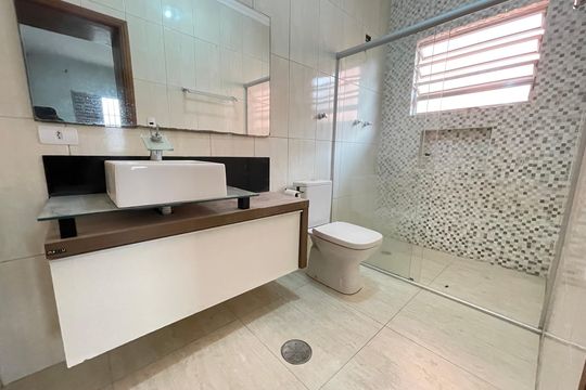 Banheiro 1 de casa à venda com 6 quartos, 180m² em Jardim Arpoador, São Paulo