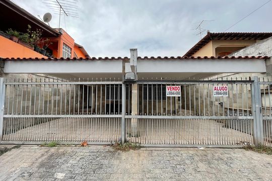 Fachada de casa à venda com 6 quartos, 180m² em Jardim Arpoador, São Paulo