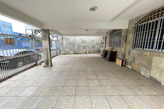 Garagem de casa à venda com 6 quartos, 180m² em Jardim Arpoador, São Paulo