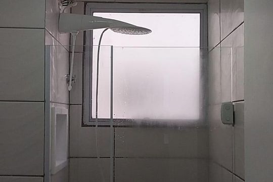 Banheiro de apartamento para alugar com 2 quartos, 55m² em Restinga, Porto Alegre