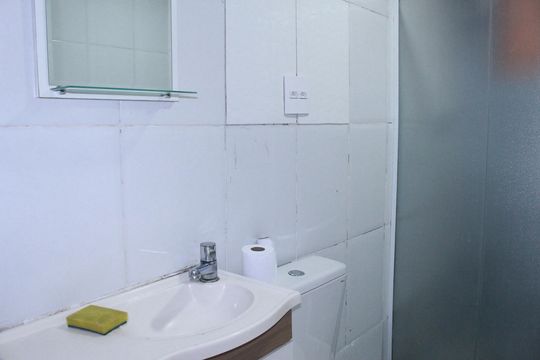 Banheiro de kitnet/studio para alugar com 1 quarto, 48m² em Santa Ifigênia, São Paulo