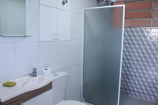 Banheiro de kitnet/studio para alugar com 1 quarto, 48m² em Santa Ifigênia, São Paulo