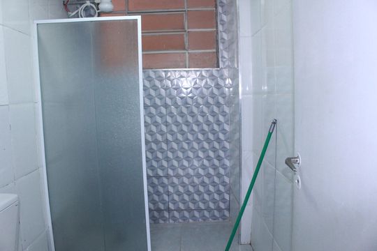 Banheiro de kitnet/studio para alugar com 1 quarto, 48m² em Santa Ifigênia, São Paulo