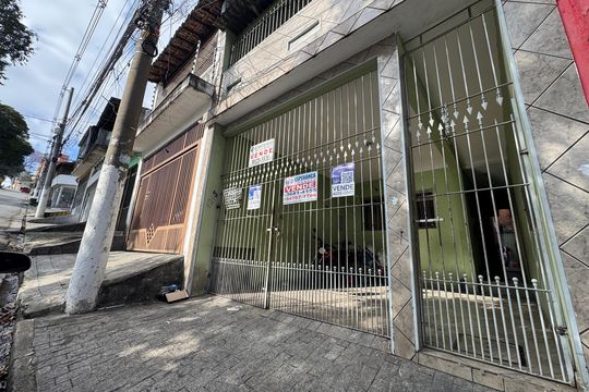 Fachada com placa de casa à venda com 5 quartos, 150m² em Cipava, Osasco