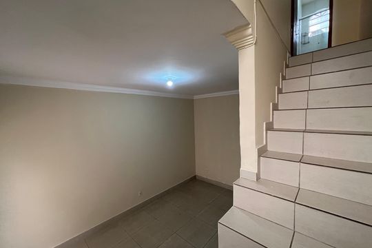 Escada de casa à venda com 2 quartos, 59m² em Ouro Preto, Belo Horizonte