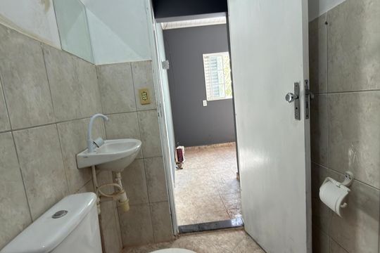 Banheiro de apartamento à venda com 1 quarto, 360m² em Qr 2, Brasília