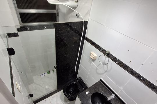 Banheiro de apartamento para alugar com 2 quartos, 53m² em Mutondo, São Gonçalo