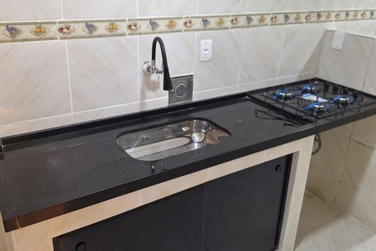 Cozinha de apartamento para alugar com 2 quartos, 53m² em Mutondo, São Gonçalo