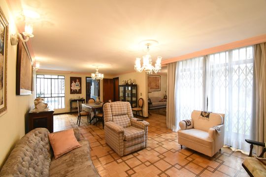 Sala de casa de condomínio à venda com 3 quartos, 250m² em Centro, Curitiba