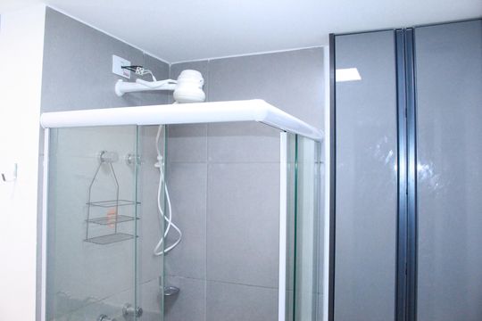 Banheiro de kitnet/studio para alugar com 1 quarto, 25m² em Higienópolis, São Paulo