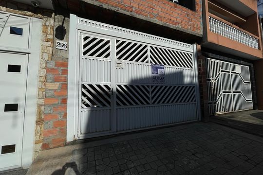 Fachada+Placa de casa para alugar com 2 quartos, 49m² em Jardim Camargo Novo, São Paulo