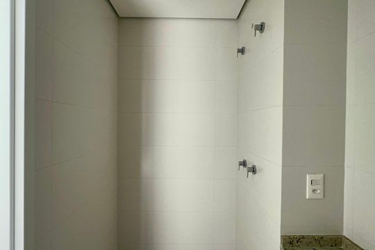 Banheiro de kitnet/studio à venda com 1 quarto, 23m² em Pinheiros, São Paulo