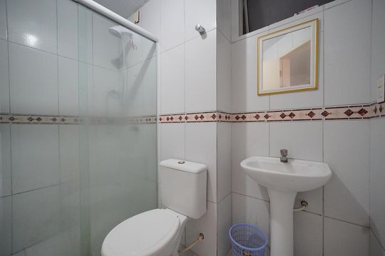 Banheiro de apartamento para alugar com 2 quartos, 50m² em Serraria, São José