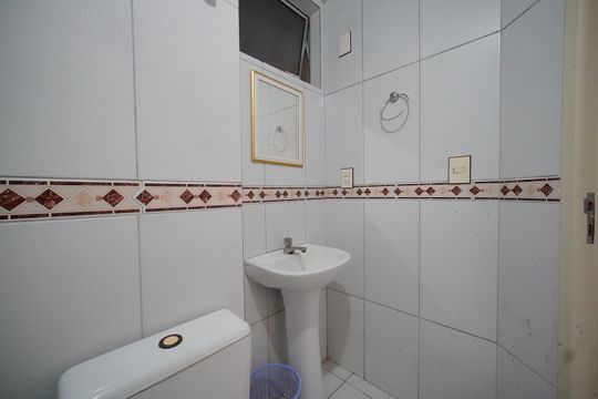 Banheiro de apartamento para alugar com 2 quartos, 50m² em Serraria, São José