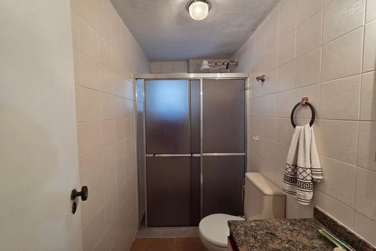 Banheiro de apartamento para alugar com 2 quartos, 70m² em Aviação, Praia Grande