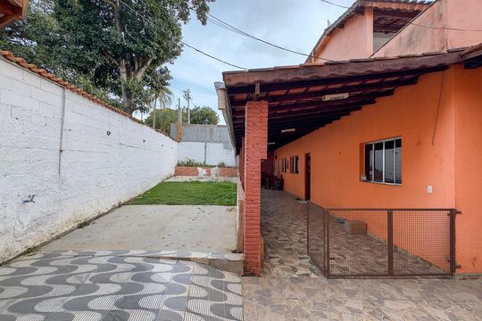 Área externa de casa para alugar com 3 quartos, 240m² em Balneário Dom Carlos, São Paulo