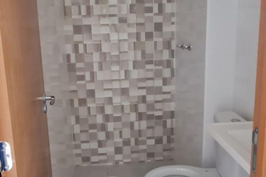 Banheiro de apartamento à venda com 2 quartos, 47m² em Vila 31 de Março, Campinas