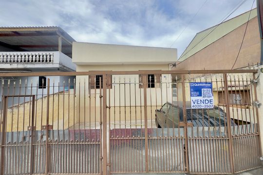 Placa instalada na fachada do imóvel de casa à venda com 5 quartos, 155m² em Jardim Palmira, Guarulhos