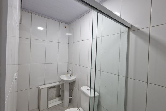 Banheiro de casa para alugar com 2 quartos, 70m² em Cabral, Nilópolis
