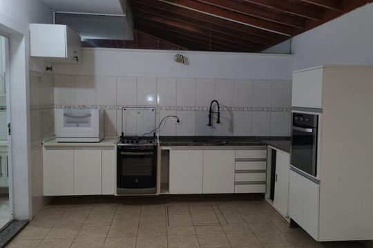 Cozinha de casa de condomínio para alugar com 2 quartos, 90m² em Jardim Tupanci, Barueri