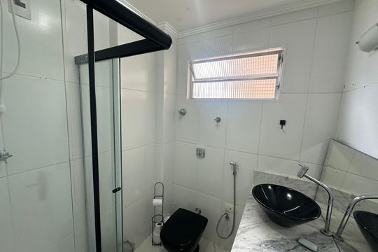 Banheiro de apartamento para alugar com 1 quarto, 50m² em Boa Vista, São Vicente