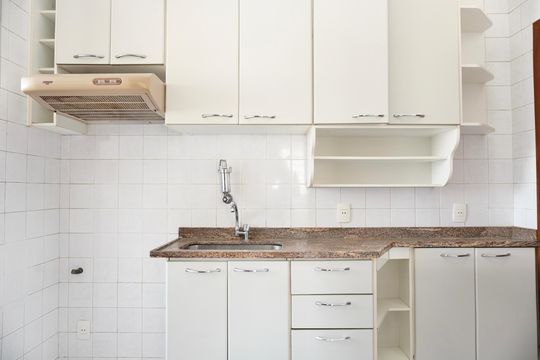 Cozinha e Área de Serviço de apartamento para alugar com 3 quartos, 71m² em Santa Efigênia, Belo Horizonte