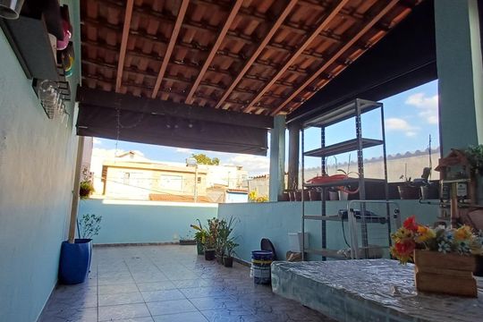 Área externa de casa à venda com 3 quartos, 80m² em Vila Elze, São Paulo