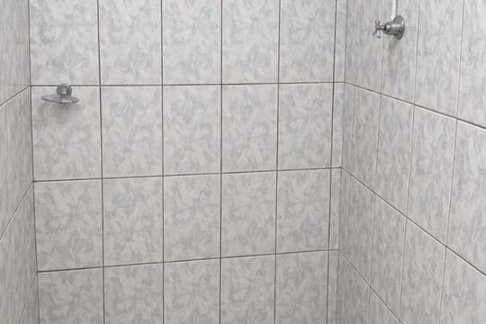 Banheiro de kitnet/studio para alugar com 1 quarto, 30m² em Inhoaíba, Rio de Janeiro