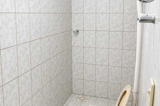 Banheiro de kitnet/studio para alugar com 1 quarto, 30m² em Inhoaíba, Rio de Janeiro