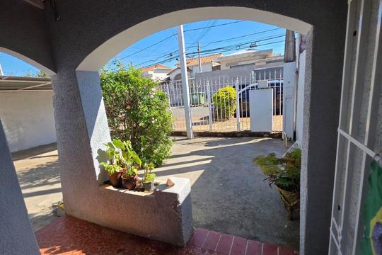 Área externa de casa à venda com 2 quartos, 357m² em Jardim Guanabara, Campinas