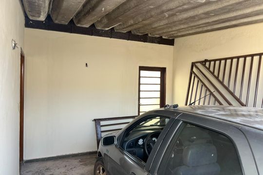 Garagem de casa para alugar com 3 quartos, 110m² em Carajás, Uberlândia