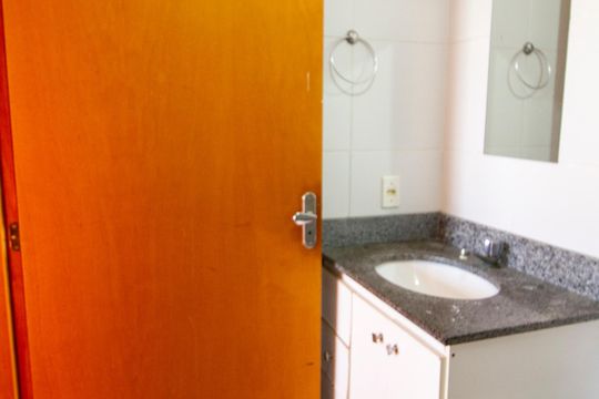 Banheiro social de apartamento à venda com 1 quarto, 25m² em Qnn 23, Brasília