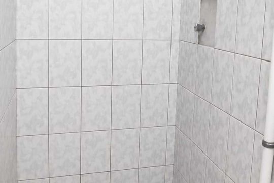 Banheiro de kitnet/studio para alugar com 1 quarto, 30m² em Inhoaíba, Rio de Janeiro