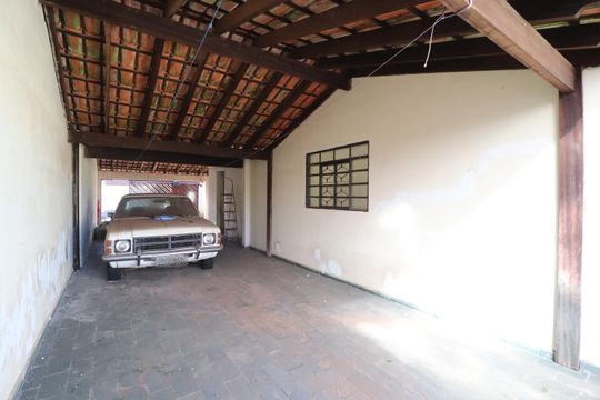 Garagem de casa para alugar com 3 quartos, 150m² em Santa Mônica, Uberlândia