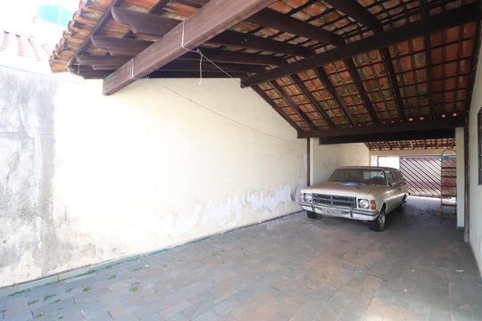 Garagem de casa para alugar com 3 quartos, 150m² em Santa Mônica, Uberlândia