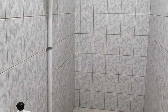 Banheiro de kitnet/studio para alugar com 1 quarto, 30m² em Inhoaíba, Rio de Janeiro