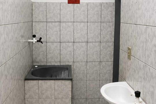 Banheiro/Área de serviço de kitnet/studio para alugar com 1 quarto, 30m² em Inhoaíba, Rio de Janeiro