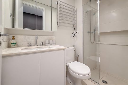 Banheiro de kitnet/studio para alugar com 1 quarto, 24m² em Chácara Klabin, São Paulo