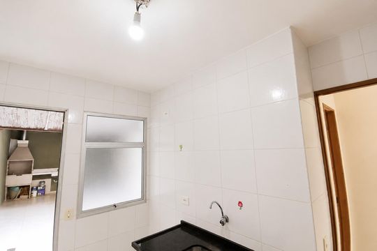 Cozinha de casa de condomínio para alugar com 2 quartos, 60m² em Jardim Sao Victor, Osasco